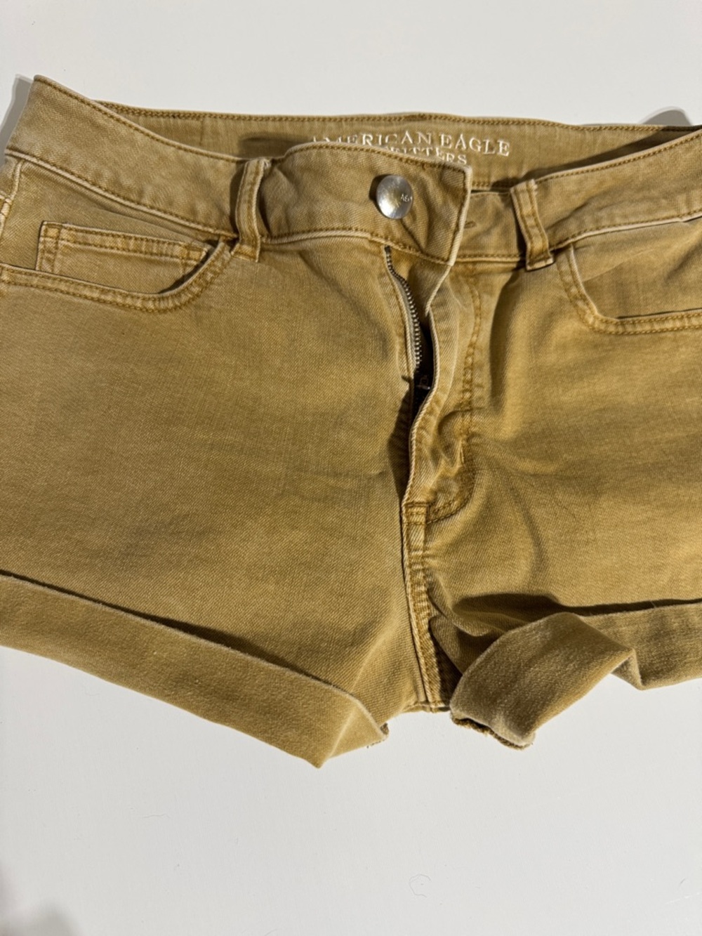 American Eagle Shorties mustard stretch denim
Women’s size 12        91% cotton
